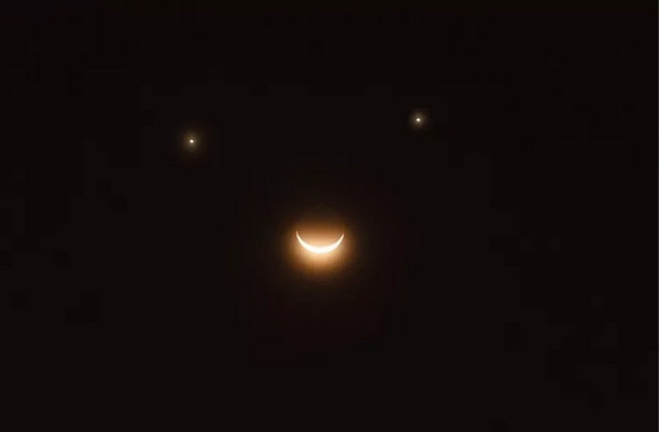 shanghaidaily's tweet photo. Set your ⏰! A rare "smiley face😊" formed by by Venus, Saturn, and a crescent moon will light up the sky this Friday, according to #NASA.
🕙 Peak viewing times:
5:30 AM – 6:30 AM (Pacific Time)
8:30 PM – 9:30 PM (Beijing Time)
#SmileyFace #universe #Tripleconjunction https://t.co/ktAIpfWL12
