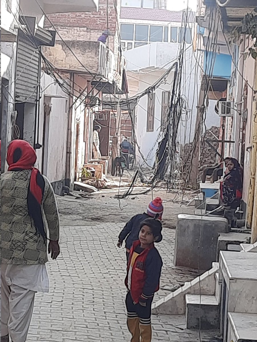 BHAGWANDAS68855's tweet photo. गाजियाबाद के सिखरानी बिजली घर के राम विहार कॉलोनी के सबसे मैन गली मे तारो का जंजाल आये दिन हादसे होते रहते है ।
Mobile 9311659346
@1912PVVNL
@UPPCLLKO 
@pvvnlghaziabad
@PVVNLHQ
@aksharmaBharat
@UppclChairman
@UPPCLLKO
@EMofficeUP
@MdPvvnl
@PVVNLHQ https://t.co/FKR1uZgJ2x