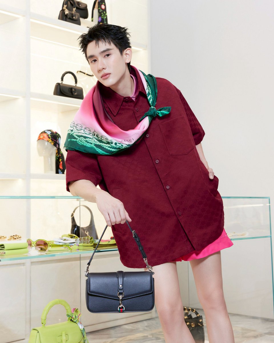 Siam_Paragon's tweet photo. Gucci ชวน "บุ๊ค - กษิดิ์เดช" มาสไตลิ่งลุคเก๋กับแคมเปญล่าสุด Keep It Gucci: The Art of Silk ในการจับคู่ผ้าพันคอไหมของ Gucci ในหลากหลายธีมให้เข้ากับการแต่งตัว ไม่ว่าจะเป็นลาย Flora, Fauna, Nautical, Equestrian และ GG Monogram อันเป็นเอกลักษณ์ของ Gucci
เลือกชมผ้าพันคอไหมได้ที่ร้าน Gucci และสำหรับผ้าพันคอจากโปรเจกต์พิเศษ 90x90 ซึ่งเป็นคอลเลกชันร่วมกับศิลปิน 9 คนจากหลากหลายประเทศ จะจำหน่ายเฉพาะที่ร้าน Gucci ชั้น M ศูนย์การค้าสยามพารากอน
#kasibook #Gucci #KeepItGucci #GucciSS25 #GucciTheArtOfSilk #SiamParagon #WorldClassExperience #BeAmazed