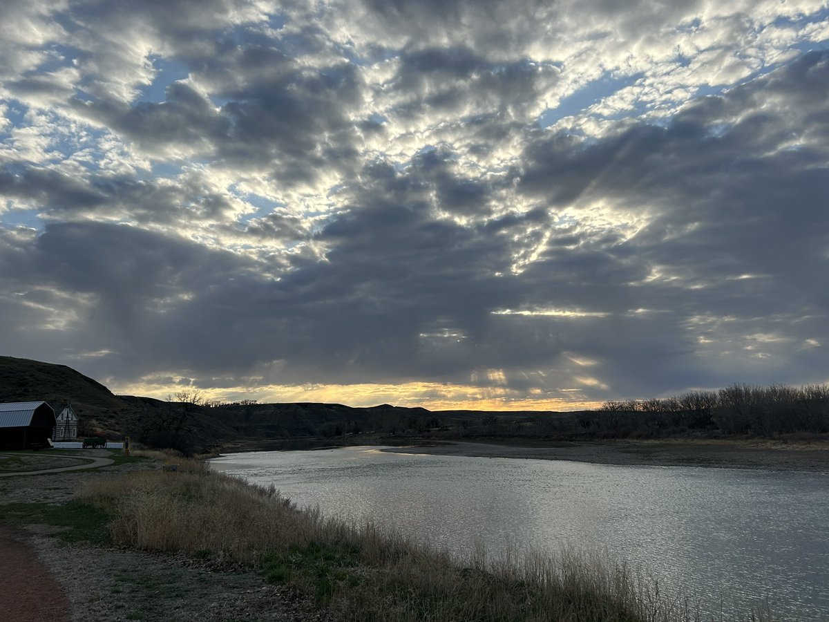 HatLawnBowler's tweet photo. Wednesday evening. #medhat #sharethetrailmh #springinalberta #southsaskatchewanriver https://t.co/JOfM6aX8W6