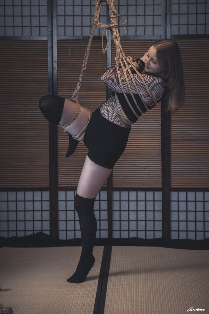 TipToe Standing II (Evolution) (2025) From yesterday's #photoshoot :)  #shibari #catmason #rigger #kinbaku #ropeart #ropes #juterope #bondage #stuttgart #romanticbondage #shibariphotography #ukete #ropebunny #tiptoe