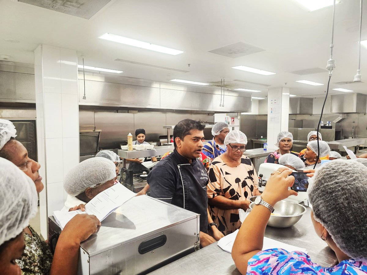 unwomenpacific's tweet photo. #Fiji 🇫🇯 | This month, market vendors from Sigatoka to Ba joined trainings on baking 🍰 and hotel procurement 🏨 through UN Women's #MarketsForChange boosting skills, supply chains access &amp; economic resilience.
🤝@AusHCFJ  @UNDP_Pacific  @UNWomenAust @MarriottIntl #M4C https://t.co/a0N29pTFya