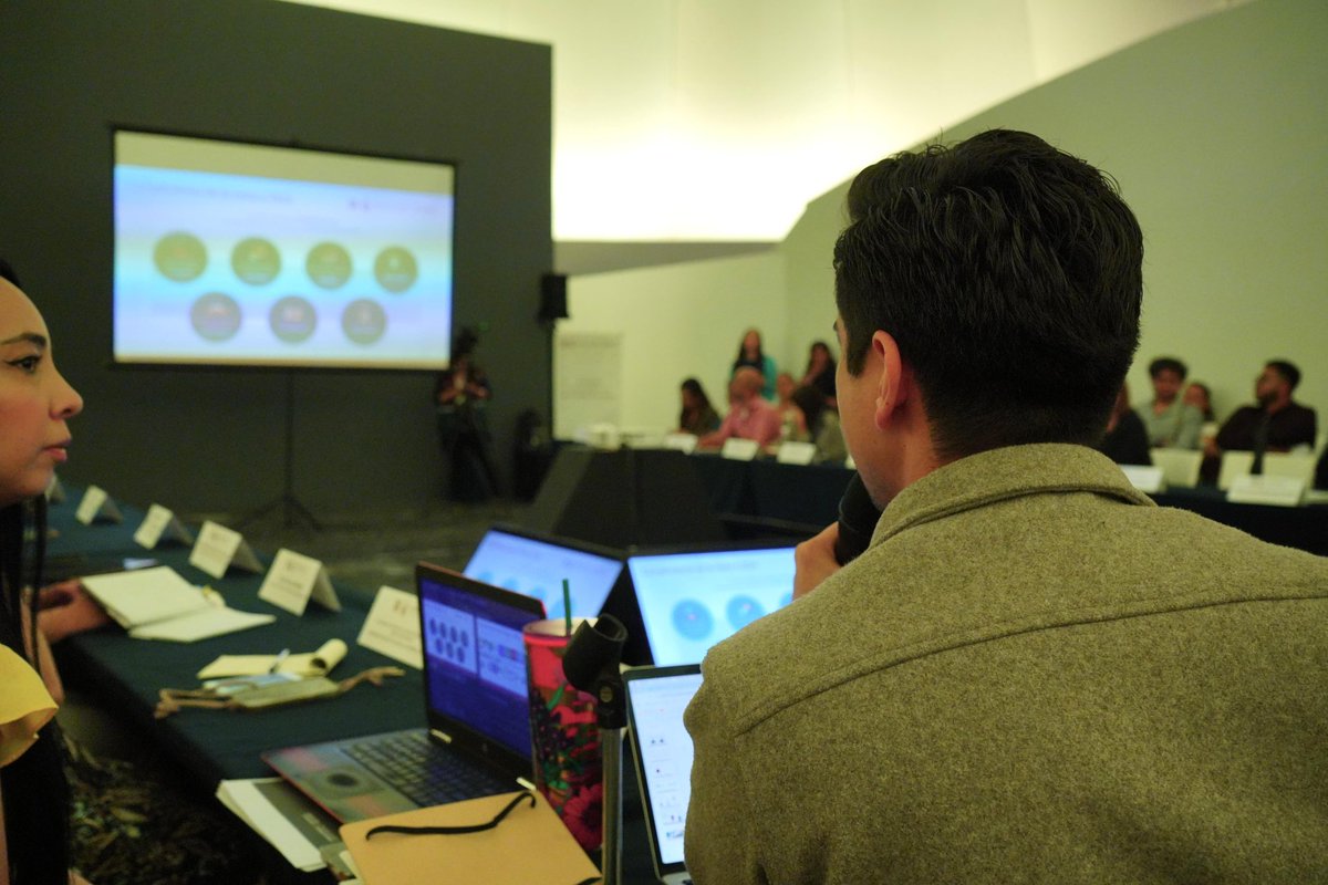 SEDEMA_CDMX's tweet photo. El día de hoy, la secretaria @Jualicra presidió la XIII sesión ordinaria de la Comisión Interinstitucional de Cambio Climático CICC, en donde también participaron el titular de @MetropolisCDMX, @A_Encinas_R; la titular de @SeMujeresCDMX, @Daptnhe; la titular de @SSaludCdMx, @nadgasman; la titular de @SGIRPC_CDMX, Myriam Urzúa; el representante de la @Finanzas_CDMX, Gerardo Gutiérrez; @PAOTmx, @MetrobusCDMX, @MetroCDMX, el Instituto de la Juventud, @RTP_CiudadDeMex, el Instituto de Planeación Democrática y Prospectiva, así como, representantes de 14 alcaldías de la CDMX.

El @GobCDMX trabaja en la ruta de actualización de la política climática 2025-2030 con enfoque en resiliencia, mitigación y justicia ambiental. El diagnóstico y acciones van dirigidos a mitigar los impactos en aumento de temperatura, estrés hídrico, y la disminución en la biodiversidad.