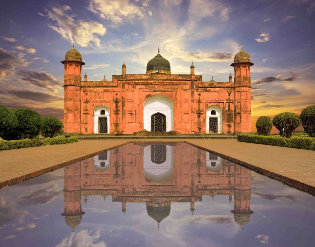 ariffreelancer2's tweet photo. Lalbagh Fort, a 17th-century Mughal marvel in Dhaka! 🇧🇩 Explore the unfinished yet stunning architecture, including the Tomb of Bibi Pari. A testament to history and a must-see! #LalbaghFort #Dhaka #Bangladesh #MughalArchitecture https://t.co/DX15zS4Z68