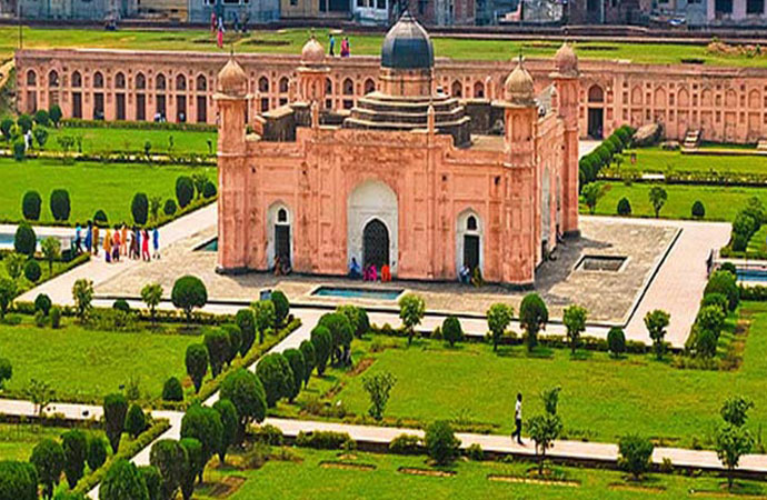 ariffreelancer2's tweet photo. Lalbagh Fort, a 17th-century Mughal marvel in Dhaka! 🇧🇩 Explore the unfinished yet stunning architecture, including the Tomb of Bibi Pari. A testament to history and a must-see! #LalbaghFort #Dhaka #Bangladesh #MughalArchitecture https://t.co/DX15zS4Z68