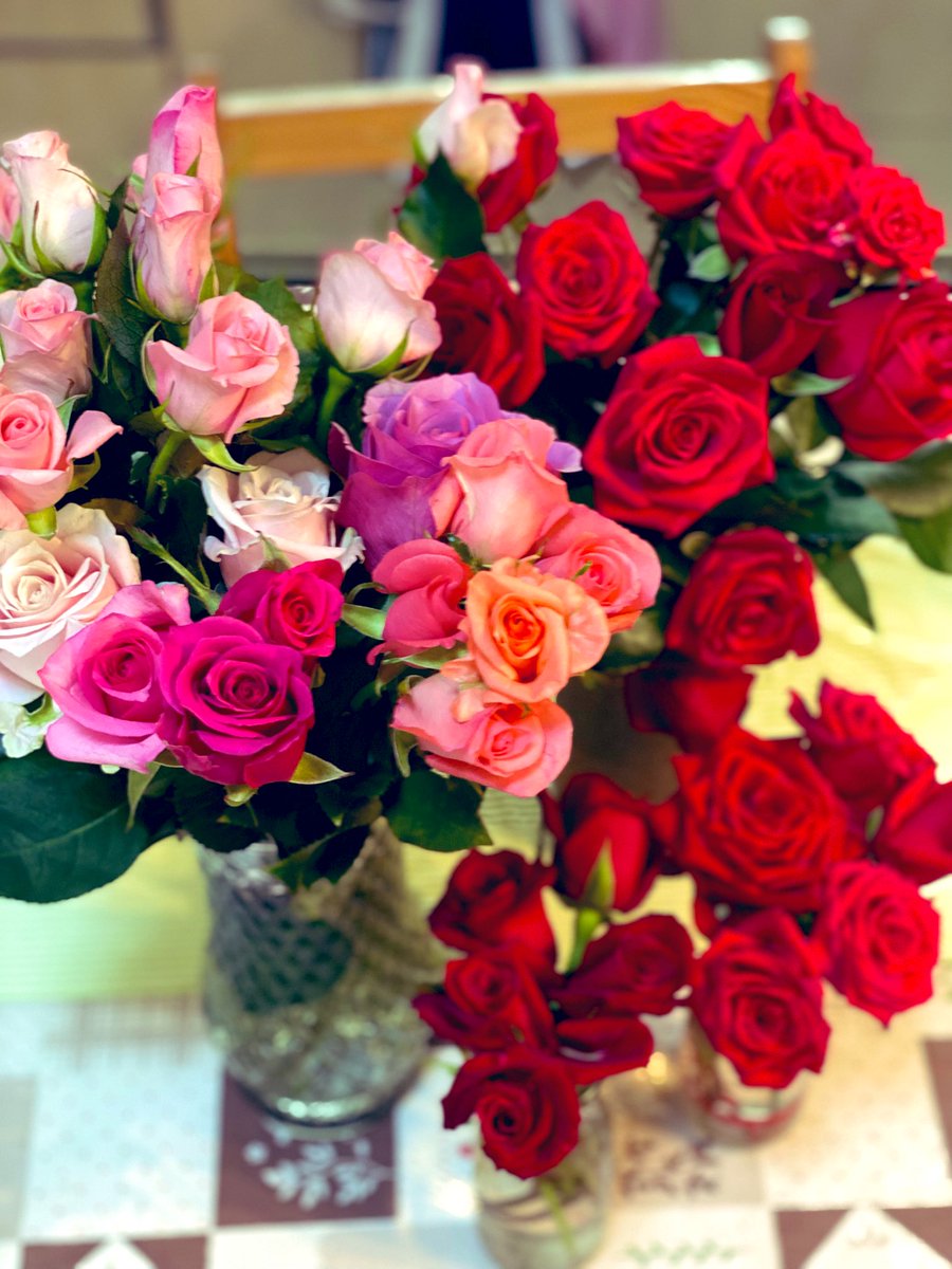 ru72340's tweet photo. あ〜〜⤵️
もう少しで誕生日💦
とりあえず今年も頂きました👏
🌹薔薇🌹の花。
ちょっと年齢より少なめだが、良しとしよう🤣 
 #誕生日
 #薔薇 https://t.co/4FaNdahugX