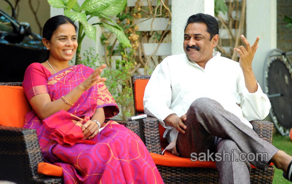 శోభమ్మగారి 11వ వర్ధంతి సందర్భంగా నివాళి.🥲

నేను అభిమానించే నాయకులలో శోభ అక్క కూడా ఒకరు.

కర్నూలు జిల్లా ఫ్యాక్షన్ రాజకీయాలకు ఒకరకంగా అడ్డుకట్ట వేసిన ప్రజా ప్రతినిధుల్లో శోభమ్మ కూడా ఒకరు.

రాయి లాంటి మనిషి నాగిరెడ్డి అన్న, ఆయనకు ఉన్న కోపాన్ని తగ్గించి, ప్రజాసేవ అంటే ఫ్యాక్షన్