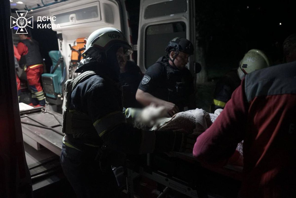 IuliiaMendel's tweet photo. ❗️ Tragic Russian missile & drone strike on Kyiv kills 9, injures 63, including 6 children. Rescuers search for survivors under rubble as fires rage in garages, buildings & cars. Ukraine's emergency service reports ongoing efforts in 5 districts. #KyivAttack #Ukraine #StopRussia #StopWar