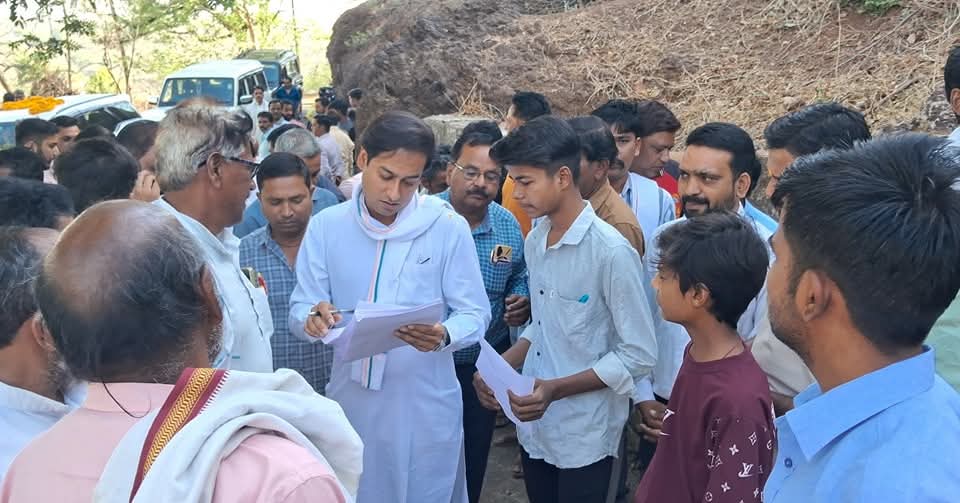Ikrar Khan INC (@ikrarkhaninc) on Twitter photo आज राघौगढ़ निवास पर आए परिवारजनों से मुलाकात कर उनकी समस्याओं को जाना एवं संबंधित को समाधान हेतु निर्देशित किया पूर्व कैबिनेट मंत्री एवं राघौगढ़ विधायक माननीय श्री <a href="/JVSinghINC/">Jaivardhan Singh</a> जी ने। आज राघौगढ़ निवास पर आए परिवारजनों से मुलाकात कर उनकी समस्याओं को जाना एवं संबंधित को समाधान हेतु निर्देशित किया पूर्व कैबिनेट मंत्री एवं राघौगढ़ विधायक माननीय श्री <a href="/JVSinghINC/">Jaivardhan Singh</a> जी ने।