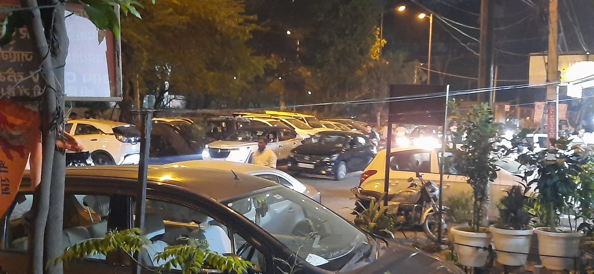 caanilanand's tweet photo. दिल्ली की झिलमिल कॉलोनी में खुली सड़क पर, लोगों के घरों के सामने लोग गाड़ियों में खुले आम शराब पीते हैं। एक मीट वाला उनकी पूरी सेवा करता है। मीट वाले और दिल्ली पुलिस की मिलीभगत। पुलिस तो तब जागेगी जब कोई बड़ी वारदात हो जाएगी। @DelhiPolice @DCP_SHAHDARA @CPDelhi @mssirsa @CMODelhi https://t.co/90nrUuEMCY