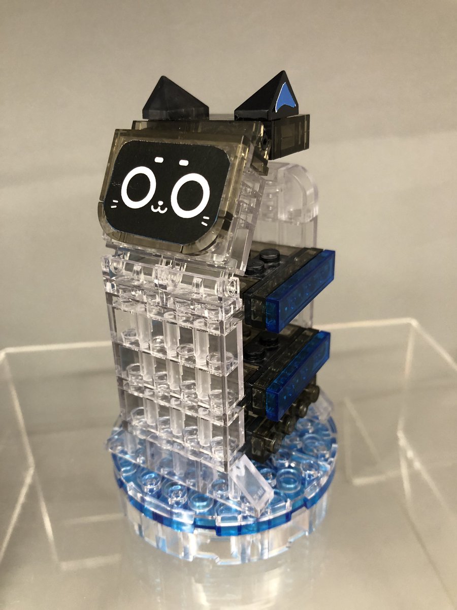 keak_japan's tweet image. 「ベラボット クリスタルバージョン」を“ベラベラ!ベラボット”仕様に改造してみました!
配膳トレイは2箇所なのでちょっとまんが版はコンパクトなデザインになってますね(料理は運んでなさそう)
#すかいらーく #コロコロイチバン #ベラボット
