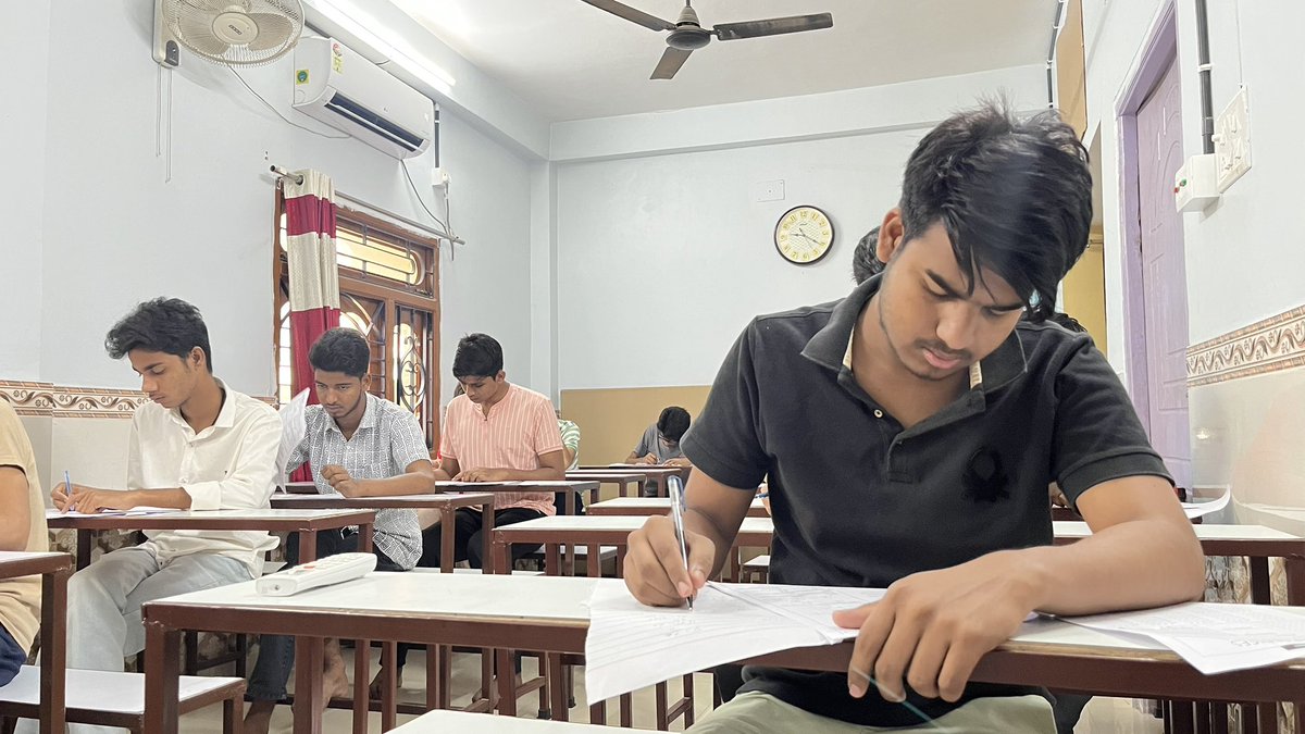 AkbarClasses's tweet image. ✅ 2nd Major Test for AMU Class 11 Entrance successfully conducted at AKBAR CLASSES!
These hardworking students are moving closer to their goal — one test at a time.
⏳ Final exam on 27th April — almost there!
Let’s keep cheering for their success!
#AMU2025 #AKBARCLASSES