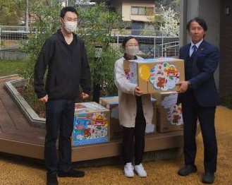 MaruhanOfficial's tweet photo. マルハン函南店が「伊豆長岡学園」様へお客様からの寄付お菓子をお届けしました。
お子様には会えませんでしたが、施設のスタッフの方々より感謝のお声を頂きました。お子様が笑顔になっているのだろうと思いながら、私達も笑顔でお届け出来ました。今後も継続していきたいと思います。 https://t.co/1adaX2dAYx