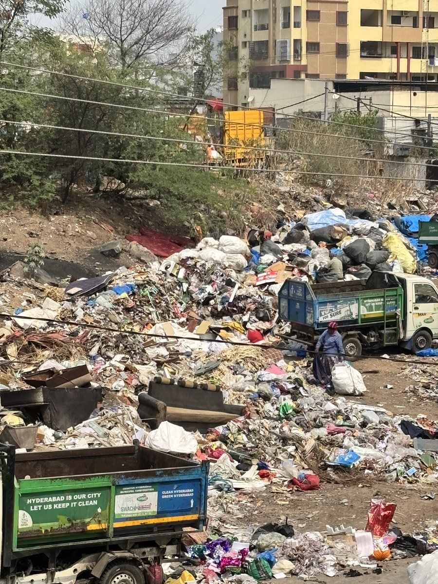 sharadhinagar's tweet photo. @ZC_SLP its been months that no proper cleaning has taken place here. Requesting you clean the entire spot and the ratpickers from making it dirty and also the rikshaw fellow.

@gadwalvijayainc @SrinivasBellam @ActivistTeja 

Add:opp vijetha thearte https://t.co/uPkwZ9kvd7