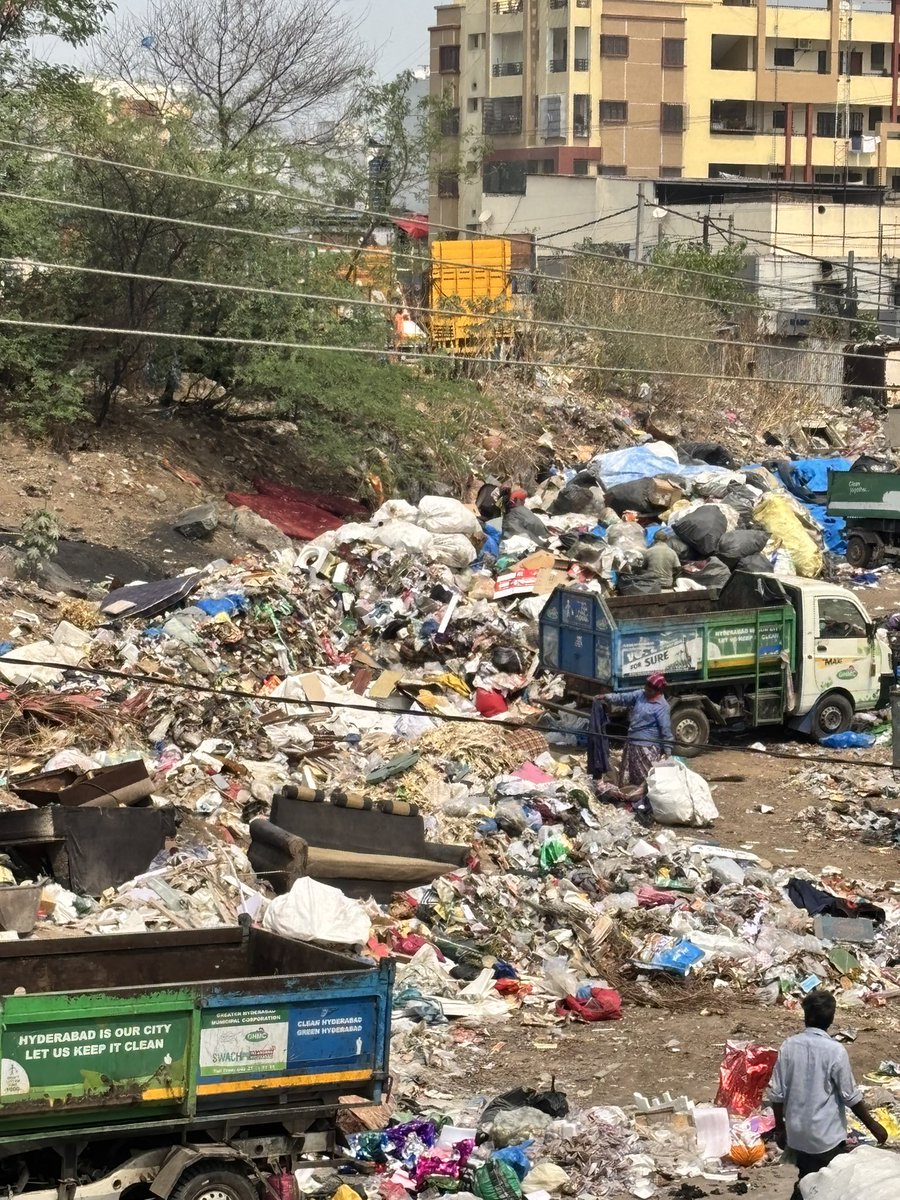 sharadhinagar's tweet photo. @ZC_SLP its been months that no proper cleaning has taken place here. Requesting you clean the entire spot and the ratpickers from making it dirty and also the rikshaw fellow.

@gadwalvijayainc @SrinivasBellam @ActivistTeja 

Add:opp vijetha thearte https://t.co/uPkwZ9kvd7
