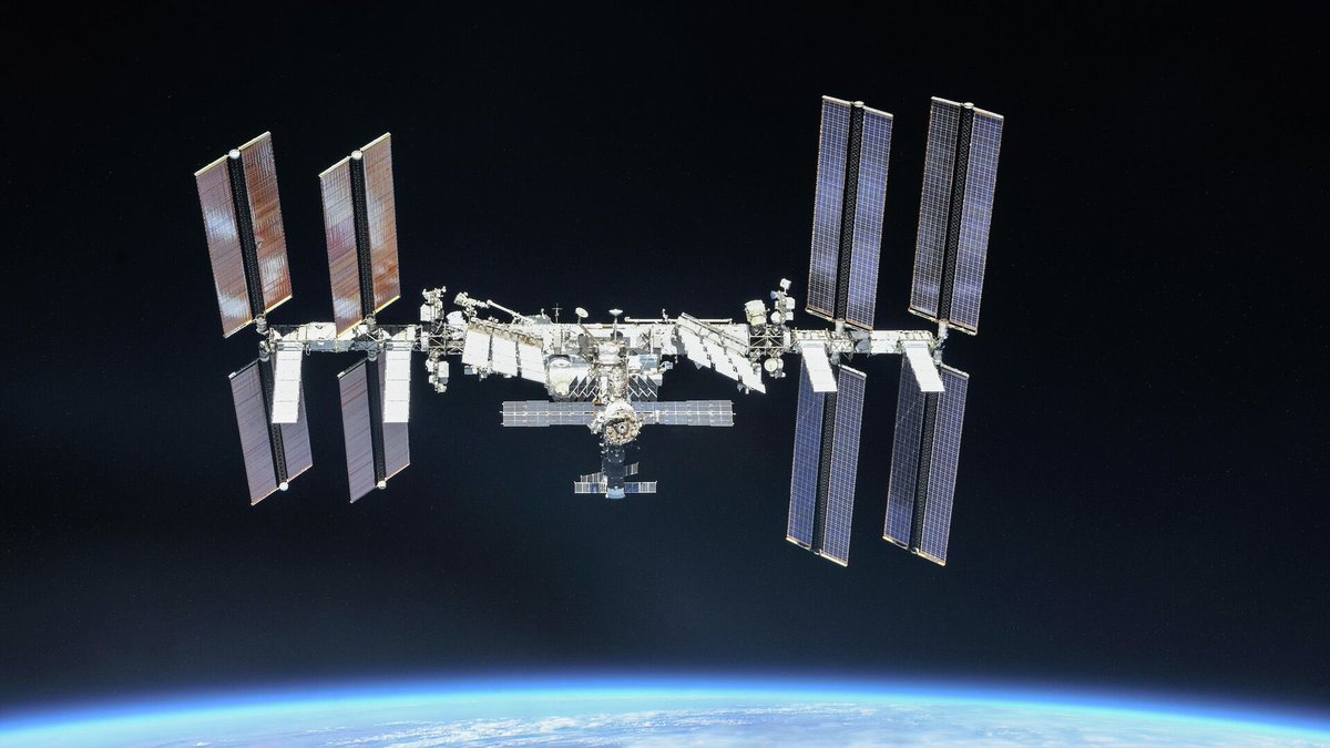 katlinegrey's tweet photo. A planned #ISS orbit correction was performed today at 00:08 UTC. The engines of #ProgressMS30 fired for 639.7 seconds with an impulse of 1.22 m/s. The station’s average orbit altitude was increased by 2.1 km and became 419 km above the Earth. https://t.co/BGgwbK7ZB1