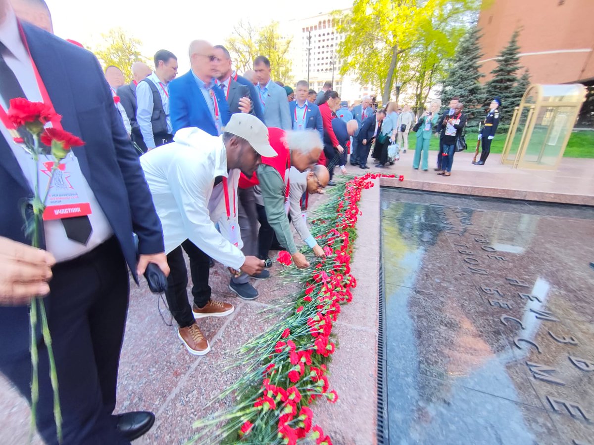 🇰🇪 The National Chairperson of the Communist Party Marxist - Kenya Cde @MwaivuWaKaluka took part in the International Anti-Fascist Forum in Moscow, organized by <a href="/kprf/">КПРФ</a>, laid flowers at V.Lenin Mausoleoum, Tomb of the Unknown Soldier. 
Delegates from 65 countries attended the Forum