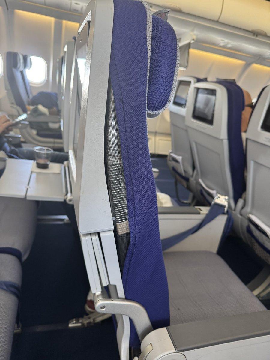 faisalg26's tweet photo. @lufthansa recently i travelled  to riyadh. Day by day service is going worst.The seat I was assigned had a torn seat cover, which exposed a rough or uneven surface beneath.This made journey quite uncomfortable and,unfortunately, caused soreness in my back for 2 weeks https://t.co/AfSZBIVCki