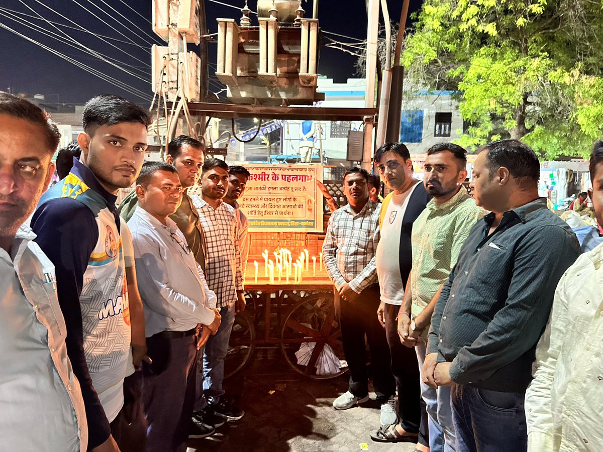 raju_balotra's tweet photo. आज बालोतरा जिला मुख्यालय पर युवा कांग्रेस साथियों के साथ में पहलगाम आतंकी हमले को लेकर कैंडल मार्च निकाल हमले में अपनी जान गवाने वालों को श्रद्धांजलि अर्पित की गई।
आतंक के खिलाफ लड़ाई में युवा कांग्रेस परिवार मजबूती से देश के साथ खड़ा है।
#Pahalgam
#nsui https://t.co/NlL9eC52R4