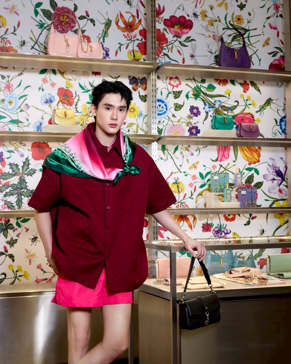 Siam_Paragon's tweet photo. Gucci ชวน "บุ๊ค - กษิดิ์เดช" มาสไตลิ่งลุคเก๋กับแคมเปญล่าสุด Keep It Gucci: The Art of Silk ในการจับคู่ผ้าพันคอไหมของ Gucci ในหลากหลายธีมให้เข้ากับการแต่งตัว ไม่ว่าจะเป็นลาย Flora, Fauna, Nautical, Equestrian และ GG Monogram อันเป็นเอกลักษณ์ของ Gucci
เลือกชมผ้าพันคอไหมได้ที่ร้าน Gucci และสำหรับผ้าพันคอจากโปรเจกต์พิเศษ 90x90 ซึ่งเป็นคอลเลกชันร่วมกับศิลปิน 9 คนจากหลากหลายประเทศ จะจำหน่ายเฉพาะที่ร้าน Gucci ชั้น M ศูนย์การค้าสยามพารากอน
#kasibook #Gucci #KeepItGucci #GucciSS25 #GucciTheArtOfSilk #SiamParagon #WorldClassExperience #BeAmazed