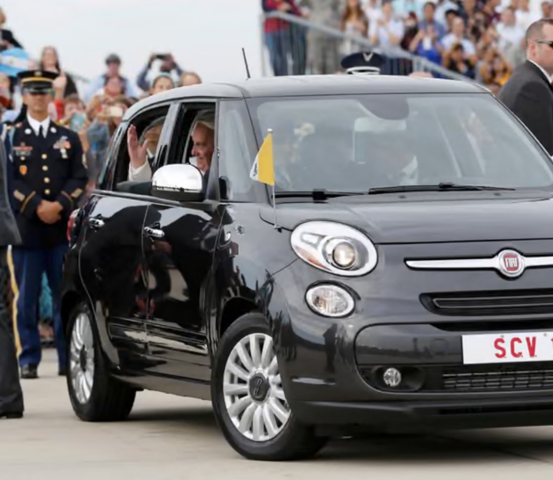 El primer Francisco, el primer latinoamericano, el primero que decía quién soy yo para juzgar a nadie, el primer jesuita, el primer real protector  de los niños -aunque eso le trajera enemigos, el primero que andaba en un Fiat, el primero que tomaba mate, el primero que se