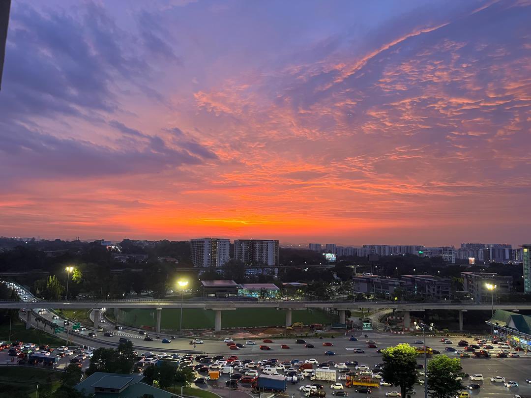 wend0ku's tweet photo. Hii looking for a third housemate ASAP:

-Walking distance to Paradigm / LRT Glenmarie / convenience &amp; makan stores

-M/F no preference as long as clean &amp; can vibe

-4:20pm Friendly time, we enjoy hanging out in the living room after work

-we hav doggi

-rent RM800 negotiable https://t.co/Imyij2p21G