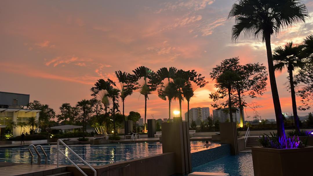 wend0ku's tweet photo. Hii looking for a third housemate ASAP:

-Walking distance to Paradigm / LRT Glenmarie / convenience &amp; makan stores

-M/F no preference as long as clean &amp; can vibe

-4:20pm Friendly time, we enjoy hanging out in the living room after work

-we hav doggi

-rent RM800 negotiable https://t.co/Imyij2p21G