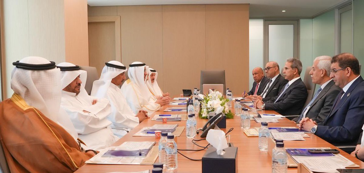 ألتقى معالي الدكتور القاضي فائق زيدان رئيس مجلس القضاء الأعلى صباح أمس الأربعاء 23/4 في قصر بيان سمو الشيخ صباح خالد الاحمد الصباح ولي العهد، ومعالي الشيخ فهد اليوسف رئيس مجلس الوزراء بالإنابة وزير الداخلية.
كما اجرى مباحثات رسمية في قصر العدل مع المستشار عادل ماجد بورسيلي رئيس