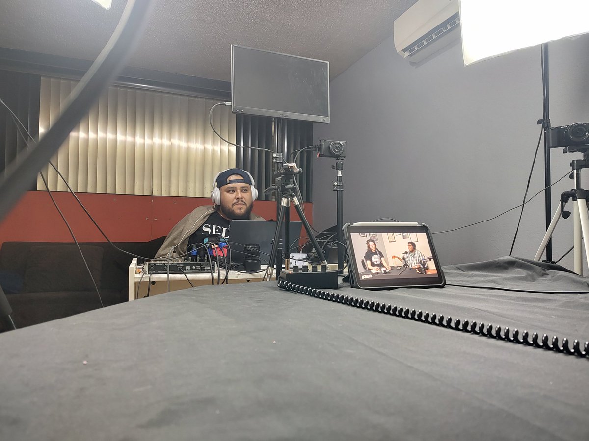 eden @ecandelas.bsky.social candelas (@elmundoverdees) on Twitter photo Grabando episodio 4 .... #bsides
Cc <a href="/paradoxalabs/">paradoxaLabs</a>
<a href="/NeoTecHdz/">Noé Alejandro Hernández Garza</a> <a href="/Antonio_Raptors/">Ant-onio Torres</a> Grabando episodio 4 .... #bsides
Cc <a href="/paradoxalabs/">paradoxaLabs</a>
<a href="/NeoTecHdz/">Noé Alejandro Hernández Garza</a> <a href="/Antonio_Raptors/">Ant-onio Torres</a>