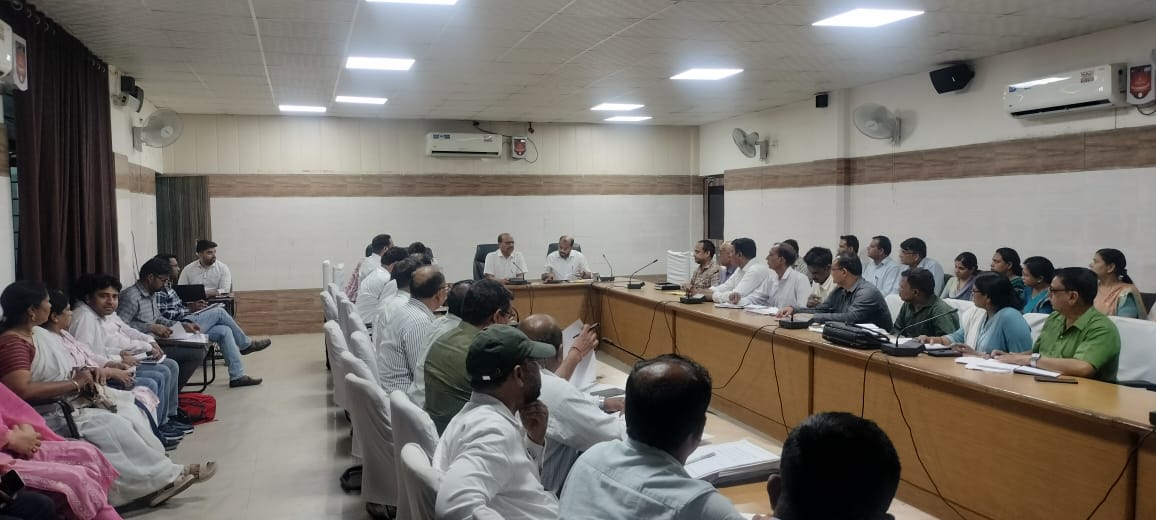 दिनांक 21.03.2025 को जिलाधिकारी महोदय की अध्यक्षता और महोदय के निर्देशन में बेसिक शिक्षा विभाग की समीक्षा की गई और कायाकल्प, बच्चों की विद्यालय में उपस्थिति, में सुधार हेतु निर्देशित किया गया