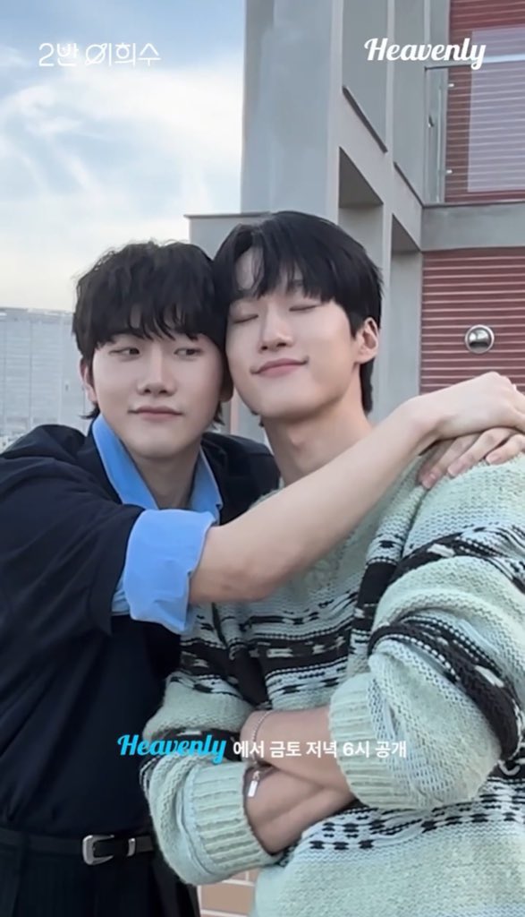 bluelikesocean's tweet photo. 그러니까 2022년 촬영이였으면 이 두 사진에 3년이라는 시간이 있다는거잖아요

2022년                               2025년
    19살            25살                22살  28살 https://t.co/DkyqM8wWqq