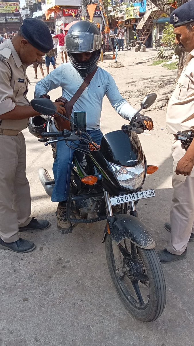 जन-जन की सुरक्षा के लिये सदैव तत्पर... आपकी #पटना_पुलिस हर कदम हर मोड़ पर !

#वरीय_पुलिस_अधीक्षक, पटना के निर्देशानुसार अपराध की रोकथाम एवं सुरक्षा व्यवस्था बनाये रखने हेतु #पटना_पुलिस द्वारा सभी थानाक्षेत्रों में सघन वाहन जांच की जा रही है।

<a href="/dm_patna/">District Administration Patna</a>
<a href="/bihar_police/">Bihar Police</a>