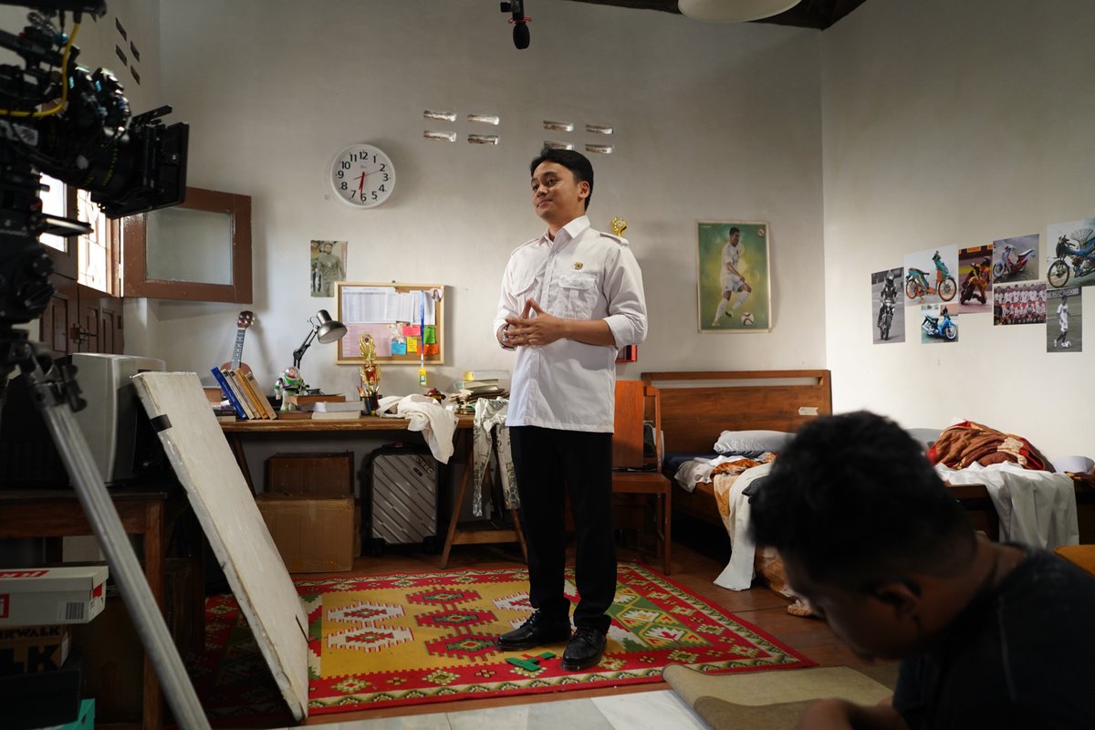 Salah satu Opening Scene "SAH KATANYA", tapi untuk kostum yang ini nggak masuk dalam film, karena secara gesture dan suara, menirukan salah satu figur iconic di Indonesia, dialog-nya: "Ya nggak tau, kok tanya saya"
.
Bisa tebak, ADI sedang impersonate siapa? 
.
#SahKatanya