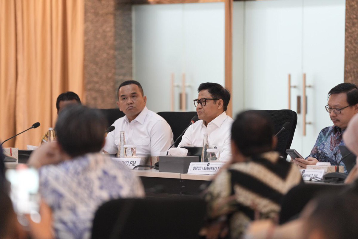 Dari masyarakat, untuk masyarakat

Setiap kebijakan bertujuan untuk kesejahteraan masyarakat. Maka, <a href="/kemenkopmri/">Kemenko Bidang Pemberdayaan Masyarakat RI</a> berkomitmen mendengarkan masyarakat untuk bisa menyusun program yang solid dan solutif.

Lewat uji publik bersama pelaku usaha, profesional, akademisi, pengamat,