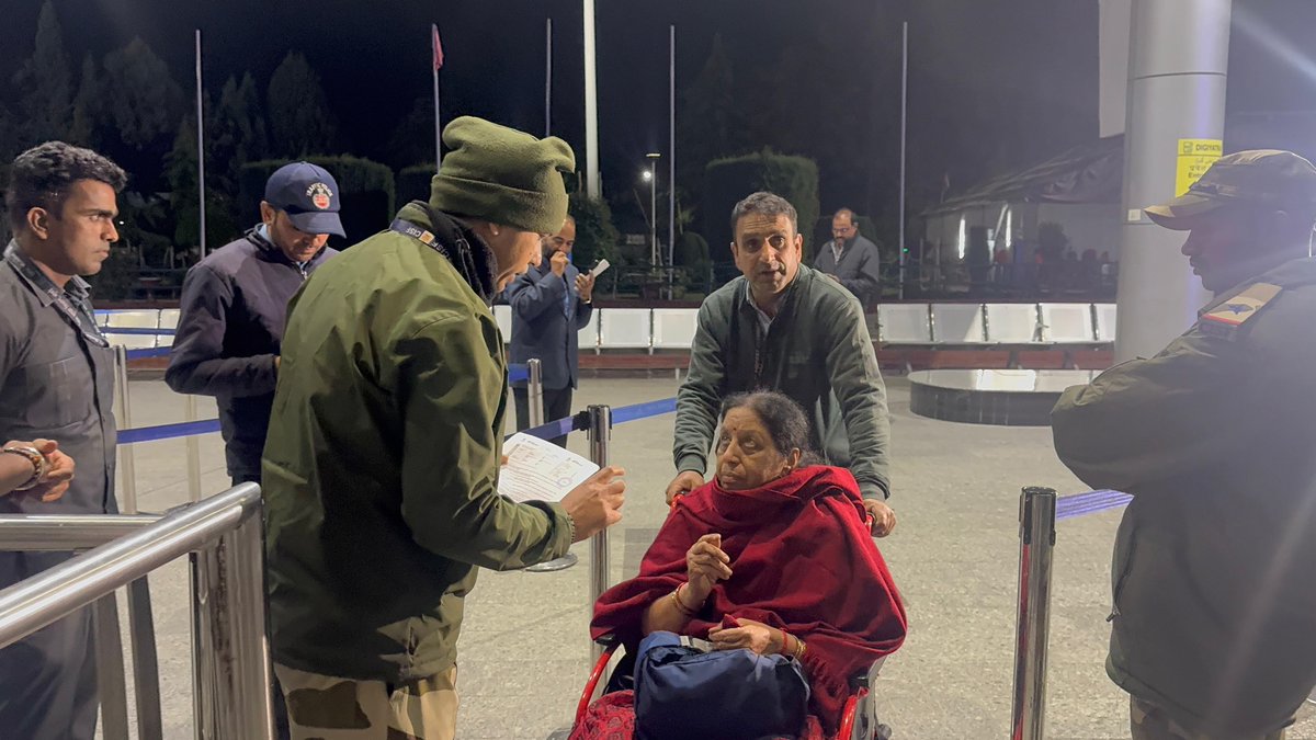Shivsenaofc's tweet photo. जम्मू आणि काश्मीरमधील पहलगाम येथे झालेल्या हल्ल्यानंतर जम्मू काश्मीरमध्ये अडकून पडलेल्या सर्व पर्यटकांना राज्यात सुखरूप परत आणण्यासाठी शिवसेना मुख्य नेते व उपमुख्यमंत्री मा.ना.श्री.एकनाथजी शिंदे साहेब स्वतः श्रीनगरला पोहोचले. तिथे अडकलेल्या पर्यटकांशी संवाद साधून त्यांना धीर देत विशेष विमानाची सोय करण्यात आल्याचे त्यांनी सांगितले. त्याप्रमाणे काल रात्री उशिरा विशेष विमानाने यातील ७५ पर्यटकांना राज्यात परत सुखरूप आणण्यात आले. हे सर्व पर्यटक मुंबई विमानतळावर पोहोचल्यावर शिवसैनिकांनी त्यांना भेटून दिलासा दिला.

#PahalgamTerroristAttack #Shivsena #EknathShinde