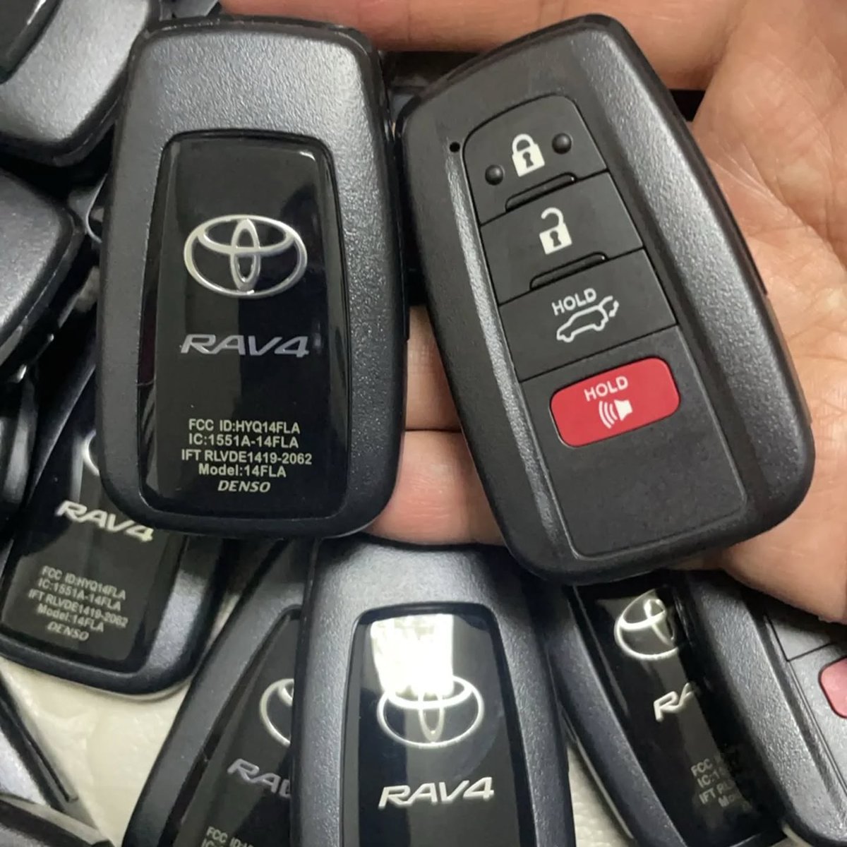 Jenny08421's tweet photo. Original key for Toyota Smart Remote Key 3+1 button 312-314mhz 8A chip HYQ14FLA 8990H-0R220 , 00861809895741
#carkey #key #keyfob #remotekey #chip https://t.co/IzzF2YAUP2