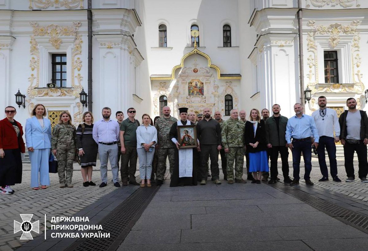 ✨Джерело сили: у Лаврі освятили ікону Воїна-Святого Юрія Переможця для спецзагону ДПСУ «ДОЗОР»

Ідея – об’єднати два важливих історичних компоненти: лаврський іконопис і військову традицію, щоб духовно підтримати Сили оборони. Це перша подібна ініціатива у системі МВС та ДПСУ.