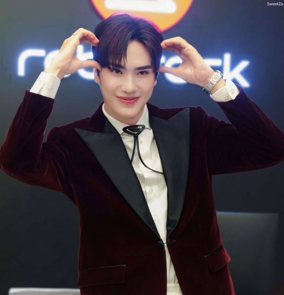 SweetZa2's tweet photo. รักเธอเสมอในทุกๆวันเลยนะคะสุดหล่อ😘🫶🏻💖
#RoborockxTEeThanapon #Roborock1stExperienceStore
#TEeThanapon #ตี๋ธนพล https://t.co/Mr9zxjK5sZ