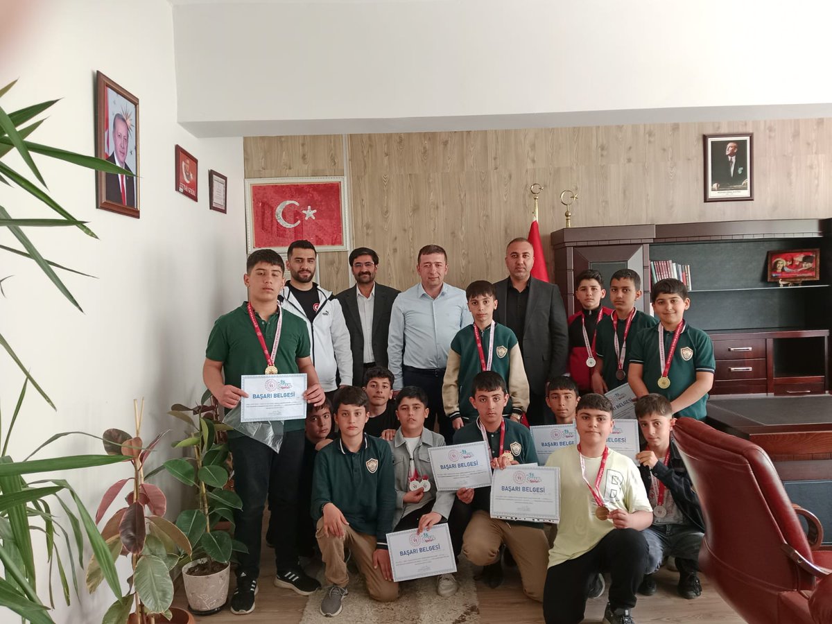 İlimizde düzenlenen okul sporları kapsamında, Güreş Müsabakalarında İlçemiz Kovancılar Ortaokulu öğrencileri 14 altın ve gümüş madalya kazanarak ilimizi temsil etmeye hak kazanmışlardır. Öğrencilerimizi çalıştıran hocamızı, öğrencilerimizi ve kıymetli ailelerini tebrik ediyoruz.