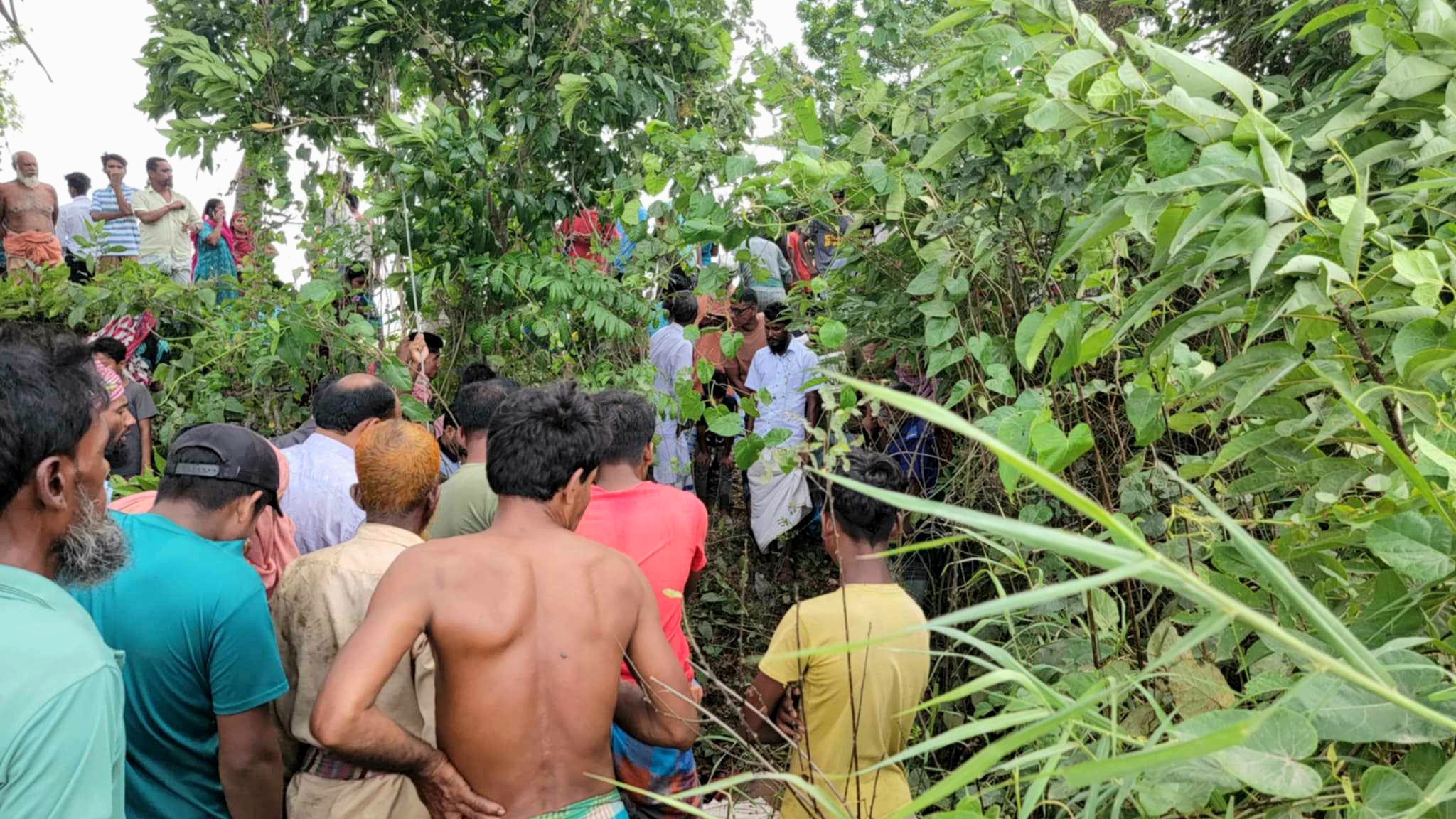 শিবচরে জঙ্গলের পাশ থেকে এক যুবকের গলাকাটা মরদেহ উদ্ধার