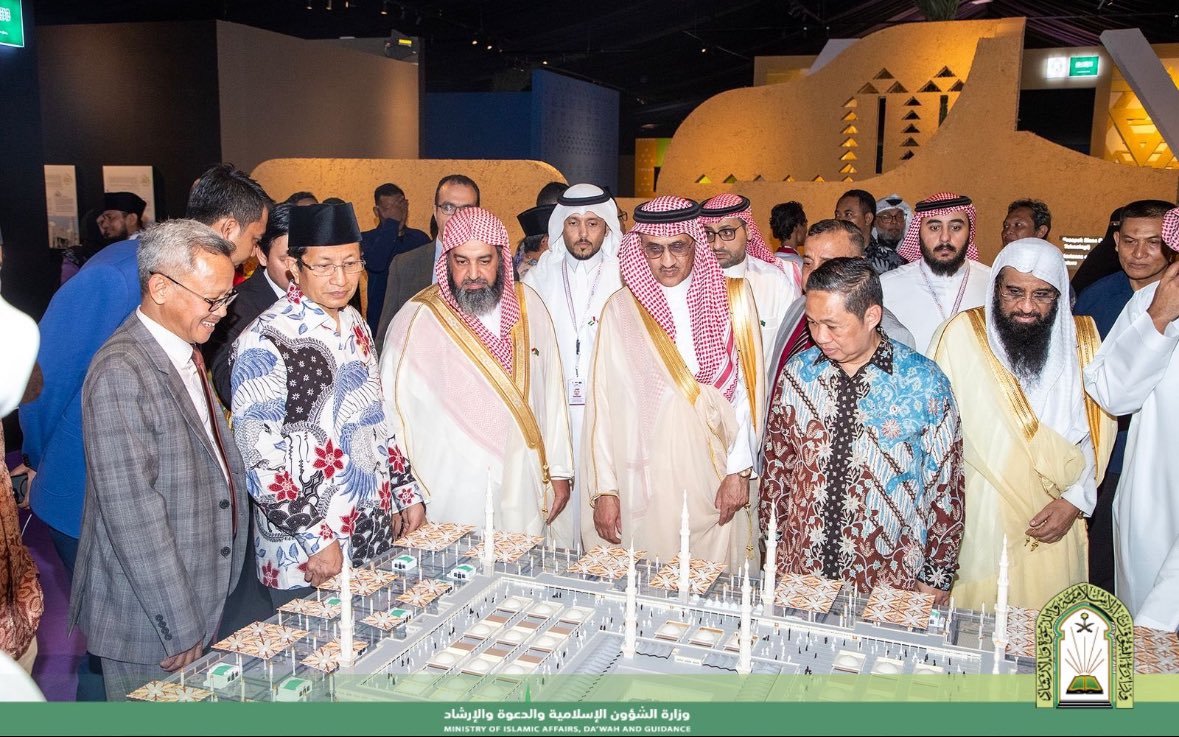 Saudi_MoiaEN's tweet photo. On behalf of His Excellency Minister of Islamic Affairs, Sheikh Dr. Abdullatif bin Abdulaziz Al Alsheikh, the Undersecretary of the Ministry of Islamic Affairs, Sheikh Dr. Awad bin Sabti Al-Anzi, inaugurated the fifth edition of the "Joswor" Exhibition in the Indonesian capital, Jakarta. The event was attended by His Excellency the Indonesian Minister of Religious Affairs, Professor Nasruddin Omar, the Ambassador of the Custodian of the Two Holy Mosques to Indonesia, Mr. Faisal Al-Amoudi, and a number of ministers, ambassadors, and leaders of Islamic institutions.

The exhibition, which aims to attract one million visitors, embodies the Kingdom's efforts to spread moderation, serve Holy Quran, and strengthen bridges of cultural and human communication between peoples.