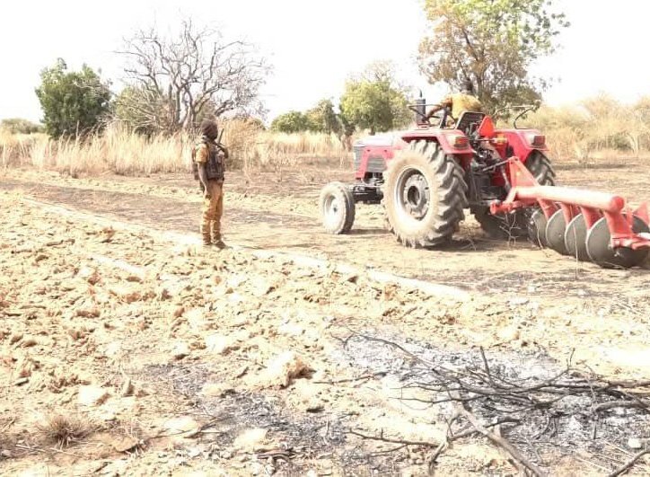 amir_nourdine's tweet image. 🔴🟢 #Burkina /•
Reconquête du territoire et installation des populations.
Le mercredi 15 janvier 2025, le Directeur régional du ministère de l’Agriculture, des Ressources Animales et Halieutiques du Centre-Nord, M. Rahimson BIRBA, a remis des intrants agricoles et du matériel à…