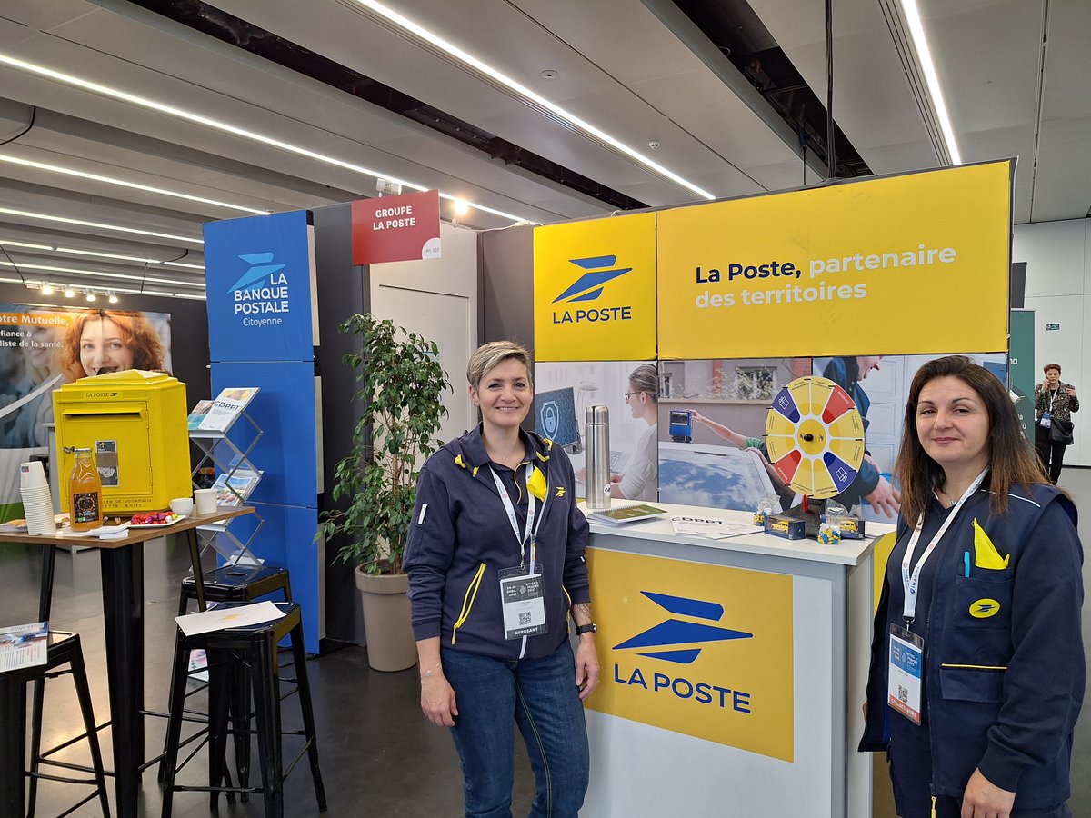 Salon Terres et Maires <a href="/amf35/">Alexia Maria</a> | 
🤔Le saviez-vous? 
Les #facteurs  livrent aussi des repas aux personnes âgées, oscultent l’état des routes, recensent la population… 
Amandine et Sandrine, factrices bretonnes  sont au ❤️du lien social et du développement des #CollTerr bretonnes.