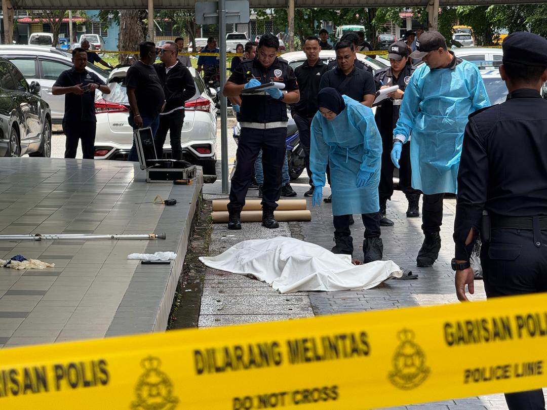 HarizMohdWrites's tweet photo. JUST IN

KES BUNUH PEMINTA SEDEKAH DI S18 SHAH ALAM

Seorang lelaki berusia 40thn maut selepas ditikam seorang lelaki berusia 28thn di depan CIMB Bank S18 Shah Alam tengahari td.

Menurut polis, kejadian dipercayai berpunca drpd pergaduhan kerana berebut kawasan meminta sedekah. https://t.co/nMkJbzFWot