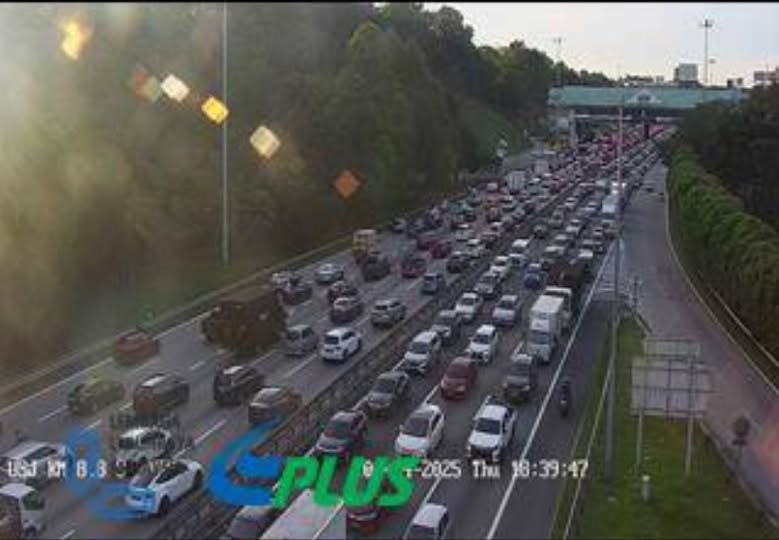 astrotraffic's tweet photo. Laporan trafik semasa (24/04/25 | 6.44PM)

#kltu ELITE: Jangkakan kelewatan 4 jam dari Shah Alam menghala ke Bandar Saujana Putra disebabkan kemalangan maut melibatkan motosikal dan lori di KM14.7 yang menghalang lorong kiri dan tengah. https://t.co/0H9WQw84YB