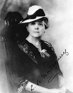 24 de abril de 1942, falleció Lucy Maud Montgomery, fue una escritora canadiense, reconocida por la serie de novelas Ana de las tejas verdes y Emily la de la luna nueva. Publicó 20 novelas, 530 cuentos, 500 poemas y 30 ensayos. Ana de las Tejas Verdes fue un éxito inmediato.