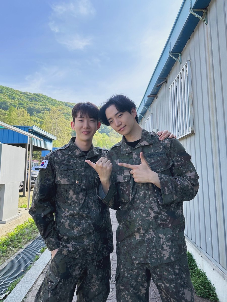 PositiveVibe125's tweet photo. 꺄악~~ 🫠 아니 너무 잘생기신거 아니예요? 이 와중에 함께 있는 예비군들이 부러운건 또 모냐고. 🥲

조심히 훈련 잘 받고 나와~ 친구도 있어서 외롭지는 않겠다. 💛💛💛 

#이준호 #LEEJUNHO https://t.co/YDj1jUB8hM