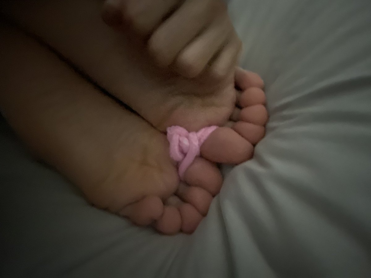 嘿嘿，压着哥哥睡觉太爽了46码大脚比我脸都大，鸡鸡压在哥哥腿上虽然有一点点的痛，但是好爽啊，脸一整个塞到脚心中哥哥两三天没洗脚了，闻的我情不自禁地舔了起来，哥哥怕痒还好我压着，嘿嘿哥哥只能哭哭啼啼地求[em]e400830[/em]肯定不会放过的#tk #46