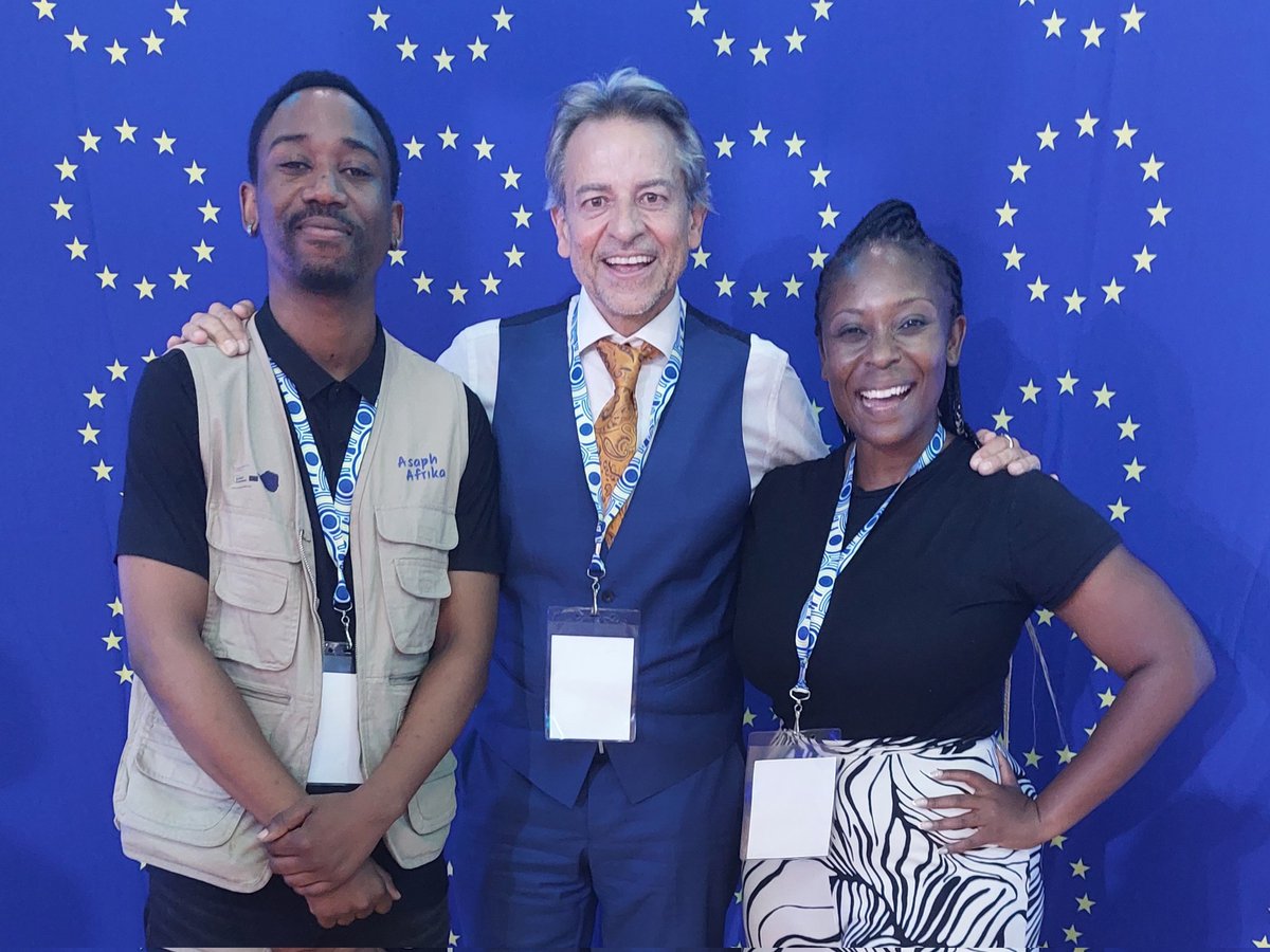 euinzim's tweet image. 🇪🇺 EU Ambassador @vonKirchmannEU toured the #ZITF2025 exhibition stands yesterday, engaging with innovators, entrepreneurs, and changemakers across sectors. A strong show of support for Zimbabwe’s vision of industrialisation and sustainable growth. 
#Silani #Tinemi #EUWithYou🇪🇺🇿🇼…