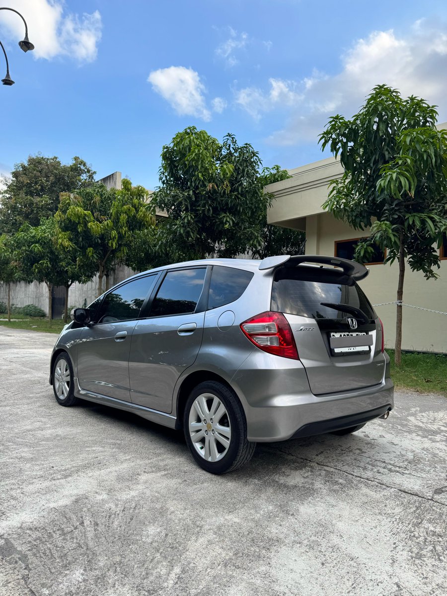 MasMasBiassaa's tweet photo. Mobil yang sangat menunjang sekalipun dipake sama orang tua dan sangat pas untuk dipakai anak muda buat sekedar meetup sama temen bumble atau cuman buat menuh menuhin parkiran kampus.

Pake Jazz jelas lebih gengsi & terlihat lebih wah jika dibandingkan Brio yang sudah terlanjur melekat imej LCGCnya (dan mobilnya LC serta purel) namun yg pasti di seri GE8 ini sudah dikasih all disc brake serta handling yang lebih dinamis dipadukan bantingan yang agak keras serta kualitas suspensi yang yaaa you know lah...

Dari sisi akomodasi sih bisa dibilang cukup ya, setidaknya sedikit banyak sudah bisa bikin para mahmud & nonik yang gemar belanja bisa berbahagia
Dibawah kap mesin, hmmm.... Transmisinya agak bego, cuman masih ketolong sama power yang lumayan lah yaaaa asal dikasih minum pertamax, tapi kalo diisi pertalite yaaa wes, selamat menikmati kombinasi mesin yang jadi boyo + transmisi bego.

Wes monggo...
Kontol dientup tawon
Tukuen Honda Jazzku 128 Juta mawon
----------------------------------------
Honda Jazz RS 2008

Transmisi automatic tiptronic
Surat lengkap pajak hidup
Mesin sangat prima perawatan rutin
Kilometer 120rb an asli
Kunci serep lengkap
Jok hanya cover
Cat jaminan full original
Kondisi full original istimewa dan siap pakai
Bergaransi tidak bekas laka dan banjir

Harga cash 128jt nego
Harga credjit 118jt

https://t.co/9KgdzMcHuX